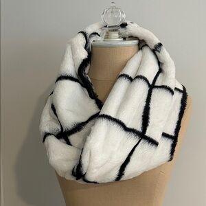 Anthropologie Sleeping on Snow White and Black Windowpane Infinity Scarf, EUC